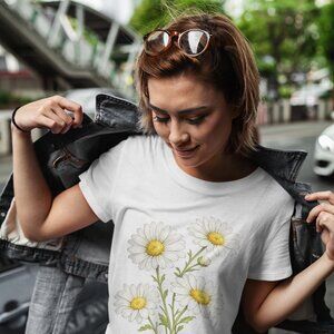 🌼 Watercolor Daisy Graphic T-Shirt | Minimal Floral Tee